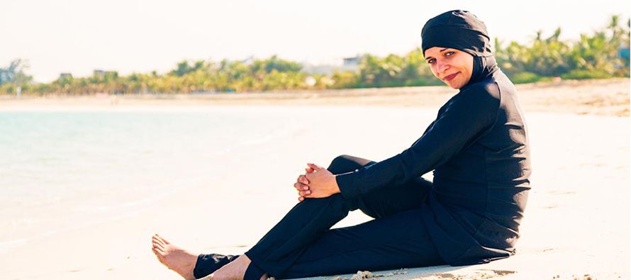 Diez mujeres musulmanas que usaban burkinis en la playa fueron sometidas a controles por la...