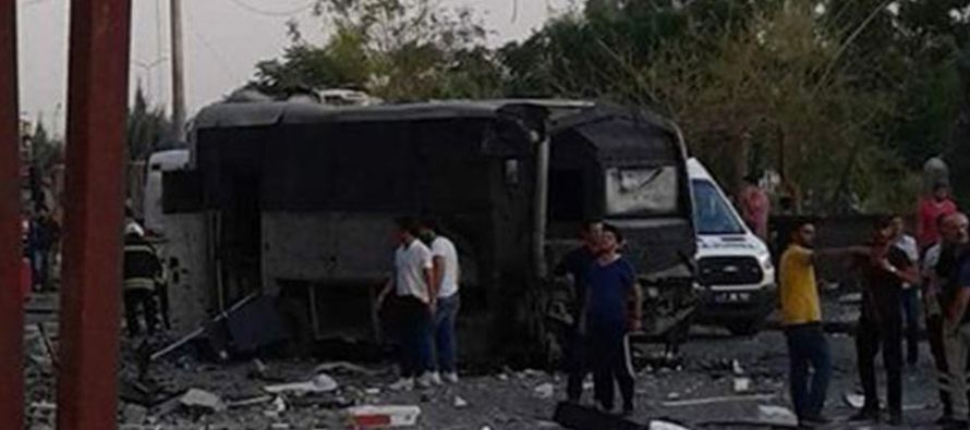 Un coche bomba estalló frente a una estación de policía en la ciudad de Elazig...