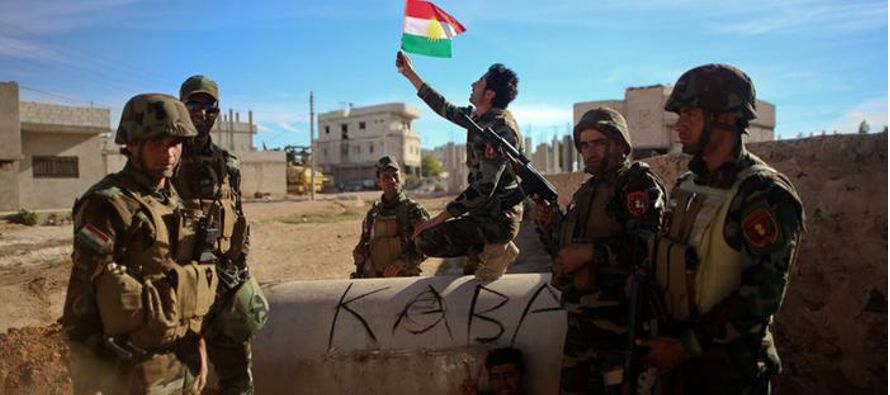 Los combates entre el Ejército sirio y fuerzas kurdas se intensificaron en la noche del...
