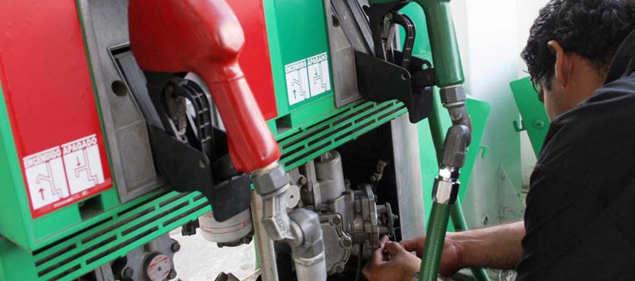 Pemex y las autoridades aseguran que en el país no se comercializan gasolinas con etanol,...