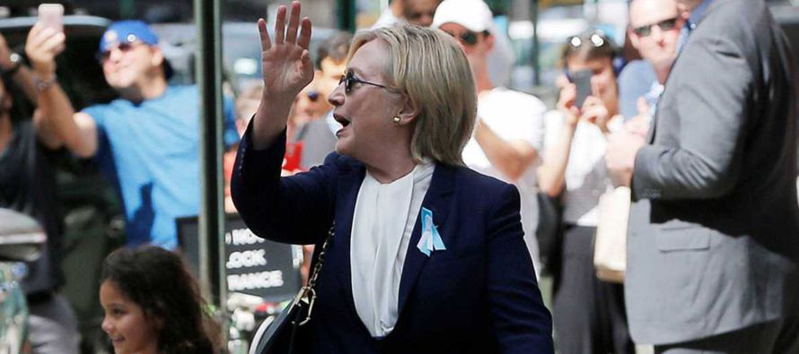 Hillary Clinton fue diagnosticada con neumonía, dijo el domingo su médico personal...