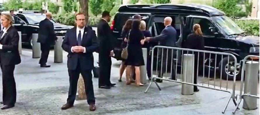 Un video grabado por un invitado a la ceremonia de Nueva York mostró a Clinton...