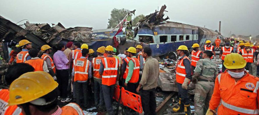 El accidente se produjo en la madrugada del domingo, cuando muchos de los pasajeros dormían,...