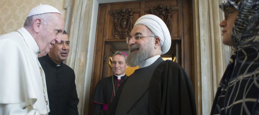 El papa Francisco se reunió con el presidente de Irán, Hassan Rohani, el pasado 26 de...