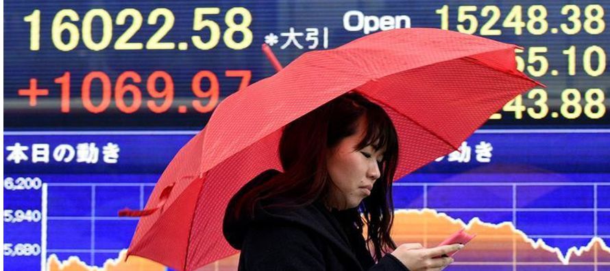Las autoridades chinas prometieron contener los riesgos derivados de inversiones...