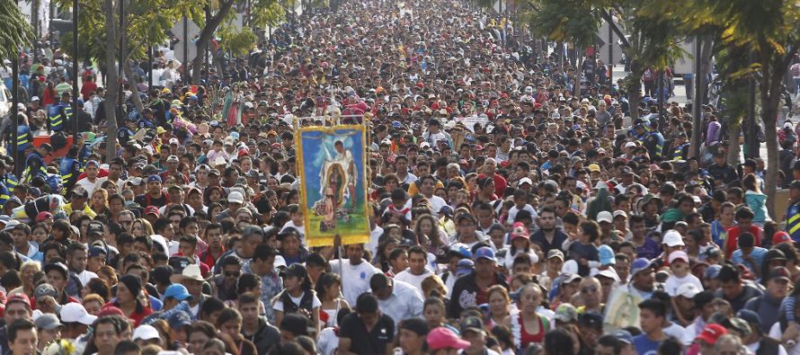 Como cada 12 de diciembre, la Calzada de Guadalupe de la capital se convirtió en una marea...