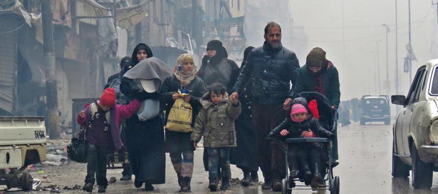Las personas que quedan en los barrios asediados del este de la ciudad septentrional siria de Alepo...