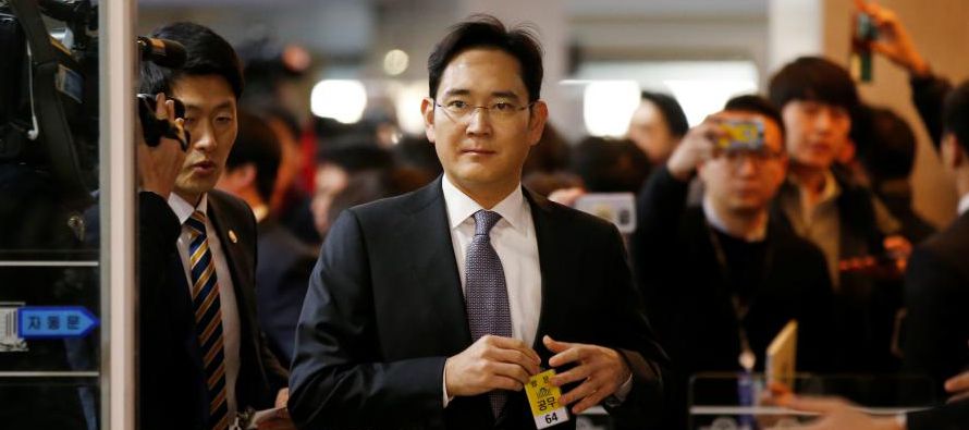 Los fiscales han estado investigando si Samsung dio 30.000 millones de wons (25,46 millones de...