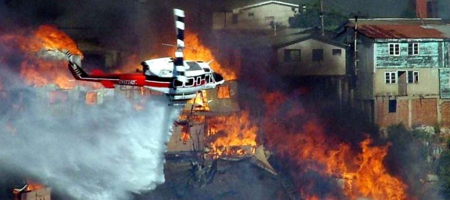 Según el último informe de la Conaf, en Chile hay actualmente 119 incendios activos,...