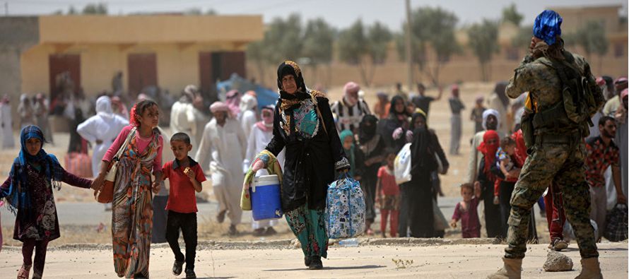 Los habitantes del oeste de Mosul huyen de la urbe debido a las duras condiciones en el interior,...