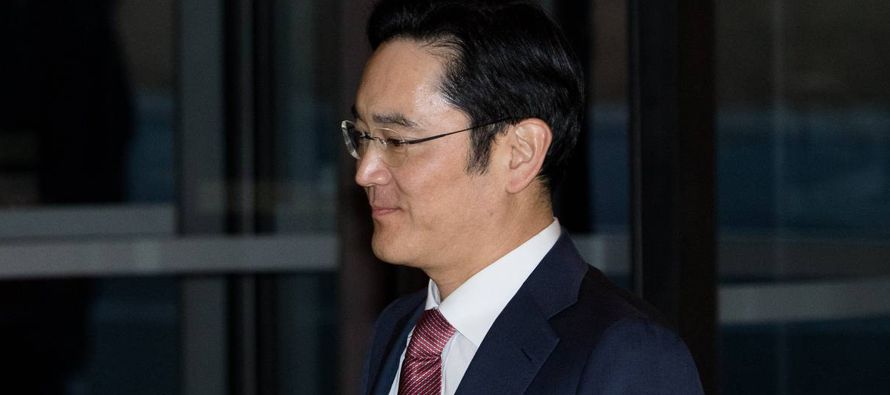 Fiscales surcoreanos acusaron el martes al jefe de Samsung Group, Jay Y. Lee, por soborno y...
