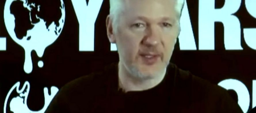 Assange, que el martes reveló un supuesto programa que permite a los servicios secretos...