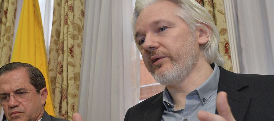 Assange, en una comparencia desde la Embajada de Ecuador en Londres, donde vive refugiado desde...