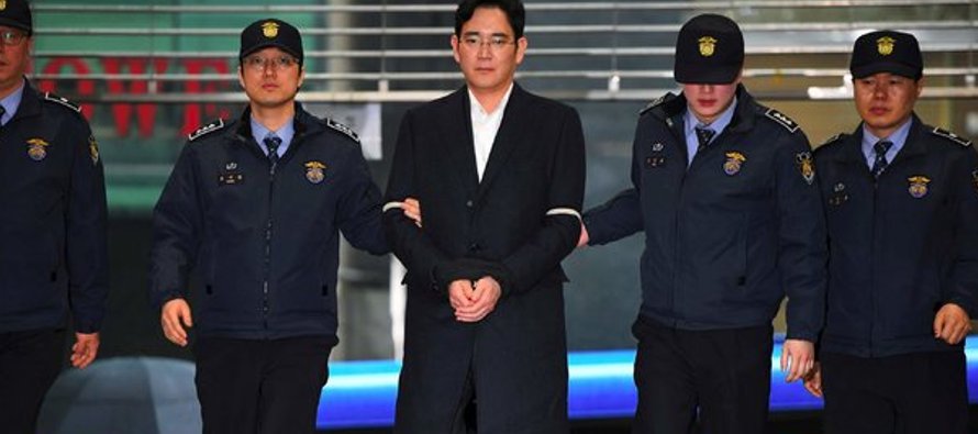 Lee, el líder de facto de la empresa surcoreana Samsung Group, fue imputado por el delito...