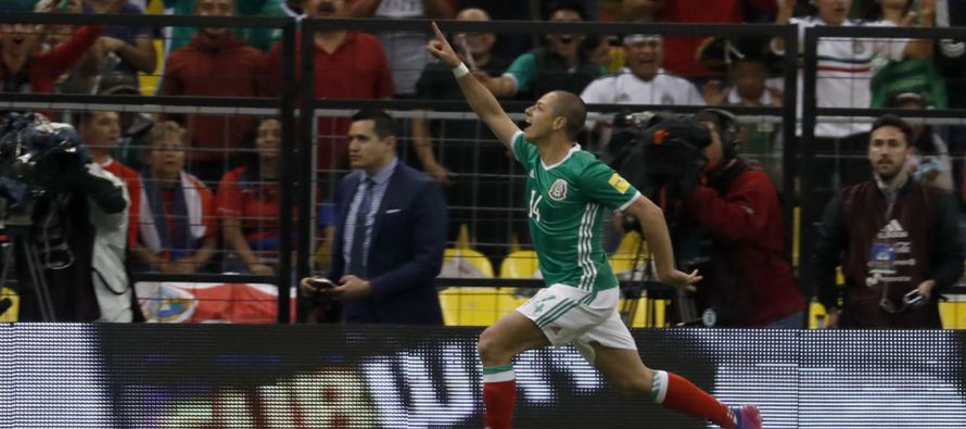 Javier Hernández recuperó el acierto goleador en el momento más oportuno y su...