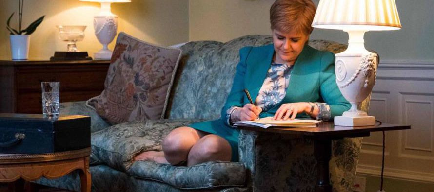 La ministra principal escocesa, Nicola Sturgeon, ha remitido una carta a Downing Street, residencia...