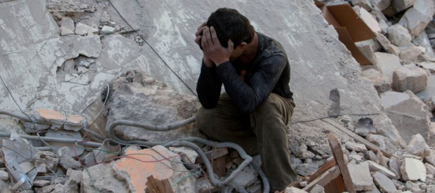 De esos civiles, 288 perecieron por los bombardeos de la aviación gubernamental siria y la...