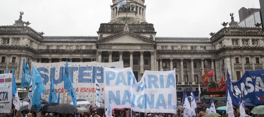 Docentes de Argentina llevan adelante hoy un nuevo paro nacional de 24 horas en repudio de la...