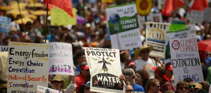 Las marchas por el clima en decenas de ciudades, incluyendo la capital estadounidense, son parte de...