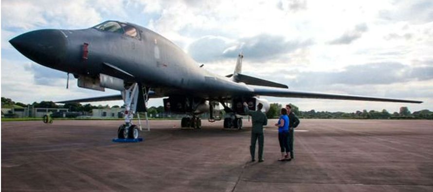 Dos de los supersónicos B-1B Lancer aumentaron el martes la escalada militar en la...