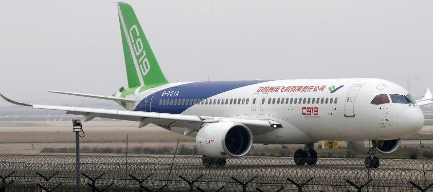 El avión es un símbolo de las ambiciones de China por entrar al mercado global de la...