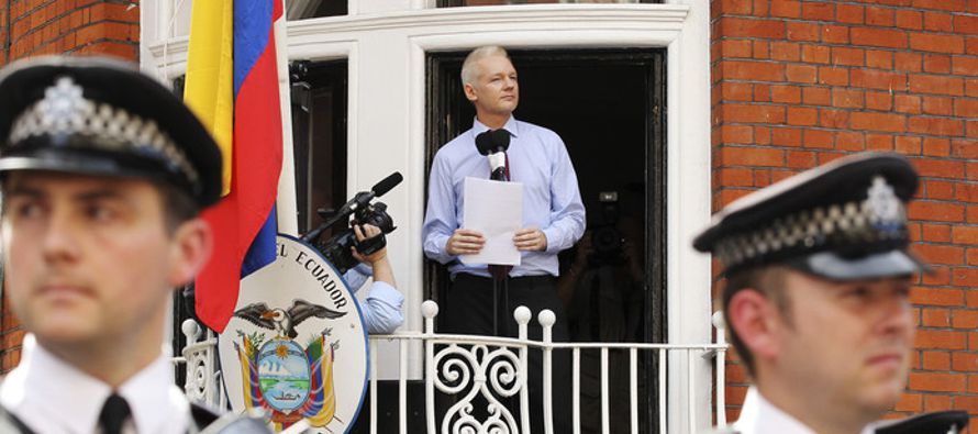 La Policía Metropolitana de Londres ha precisado que hay una orden para detener a Assange...