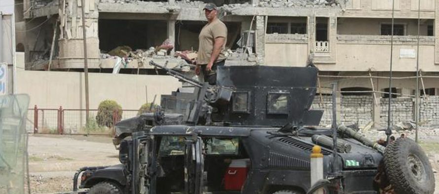 En el sur de Irak, un kamikaze hizo estallar su vehículo en un retén de las afueras...