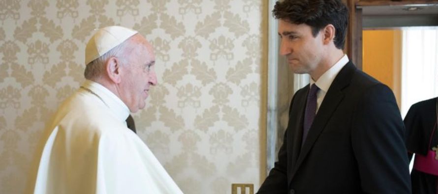 El papa Francisco recibió este lunes en el Vaticano al primer ministro de Canadá,...