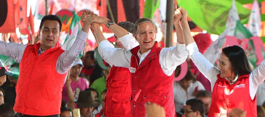 El gobernante Partido Revolucionario Institucional (PRI) de México mantuvo una ventaja de...