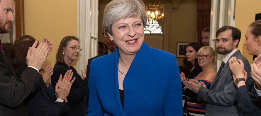 La primera ministra formó su gabinete pese a que los conservadores solamente obtuvieron 318...