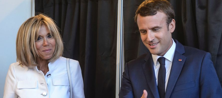Las encuestadoras proyectan que la alianza de Macron podría sumar hasta las tres cuartas...