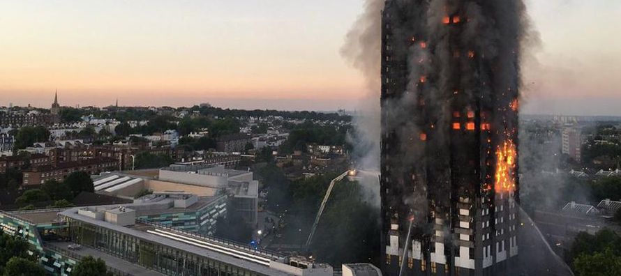 La Brigada de Bomberos de Londres dijo que el incendio afectó a todas las plantas desde el...
