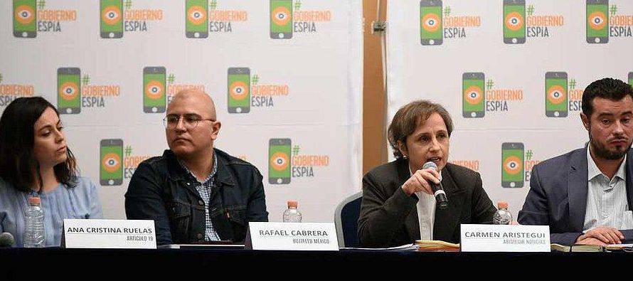 En conferencia de prensa, la famosa periodista Carmen Aristegui, acompañada de activistas de...