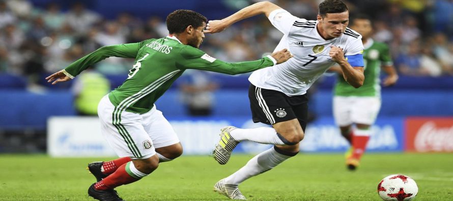 A pesar de la desventaja, México siguió buscando el gol, y estuvo cerca de descontar...