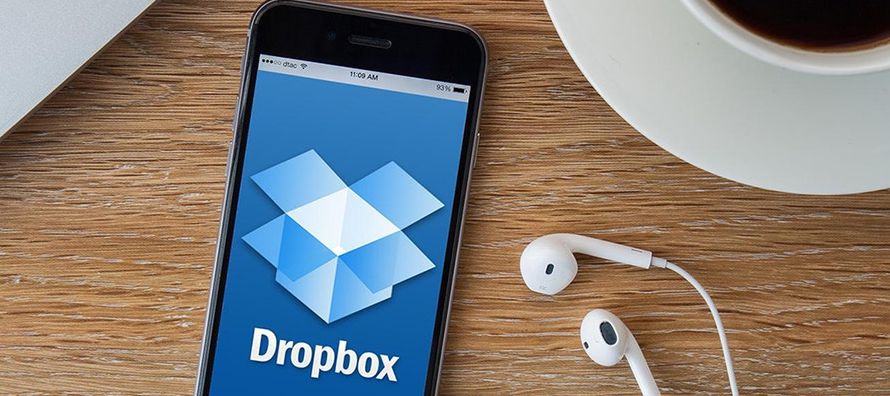 Dropbox comenzó como un servicio gratuito para que sus clientes compartieran y almacenaran...