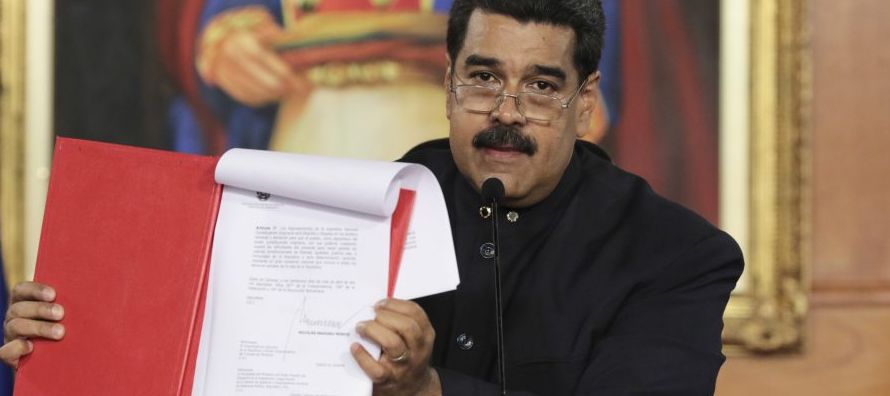 Como corresponde a un tirano caribeño, Maduro pretende hacerse de un control absoluto del...