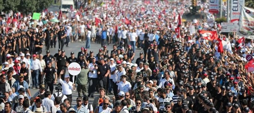 El dirigente del CHP ha procurado que la marcha fuese apolítica. Ha rogado a los asistentes...