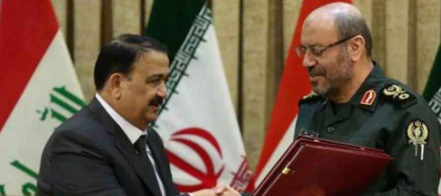 El ministro de Defensa iraní, Hosein Degan y su homólogo iraquí, Erfan al...