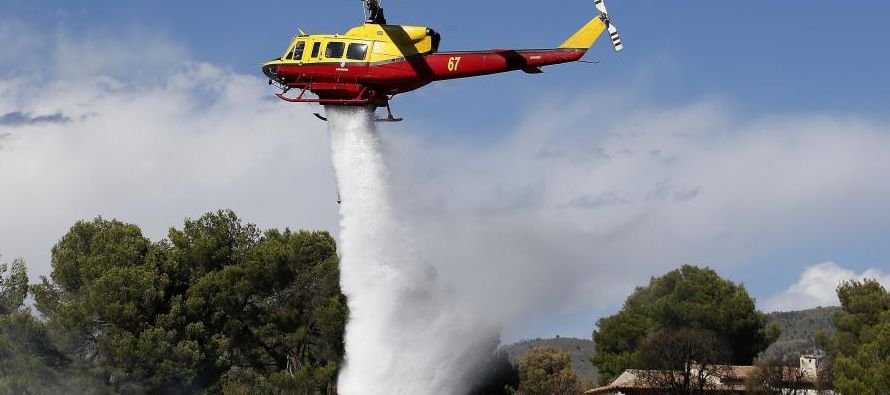 Más de 2,000 bomberos han sido movilizados, de los cuales una veintena de bomberos y...