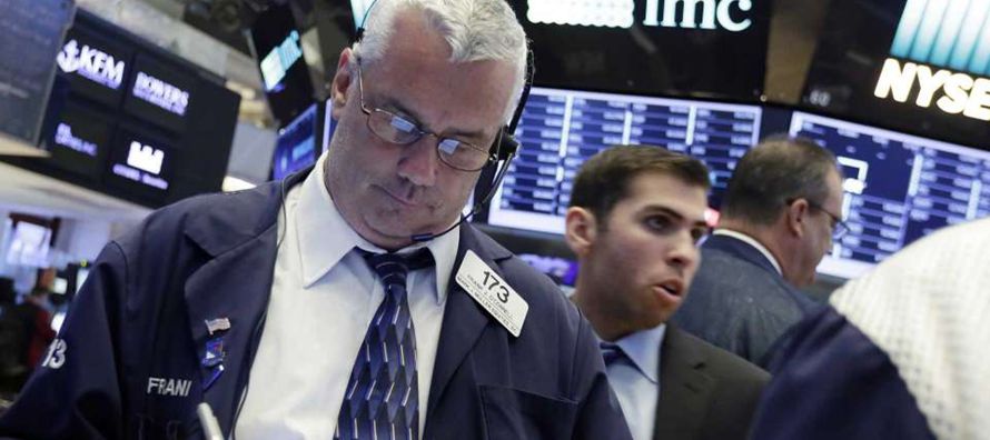 El Promedio Industrial Dow Jones subió 52,32 puntos, o un 0,24 por ciento, a 22.016,24...