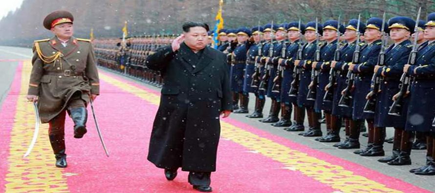 El líder de Corea del Norte, Kim Jong Un, recibió un reporte de su Ejército...