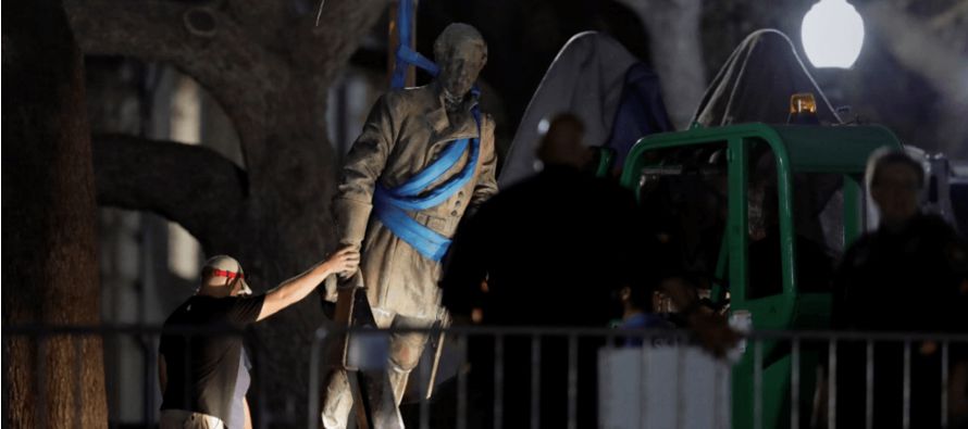 Trabajadores de la estadounidense Universidad de Texas comenzaron a retirar hoy las estatuas...