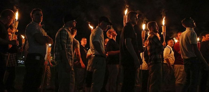 El 12 de agosto, en Charlottesville, Virginia, grupos de supremacistas blancos se enfrentaron a...