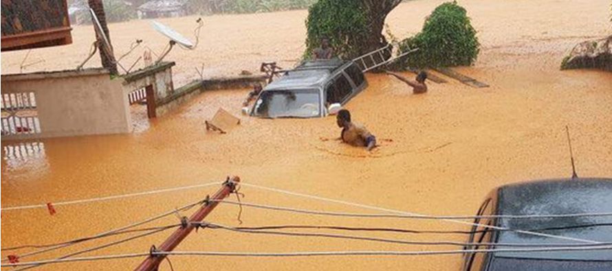Las primeras imágenes de las intensas lluvias que en Sierra Leona provocaron un derrumbe de...