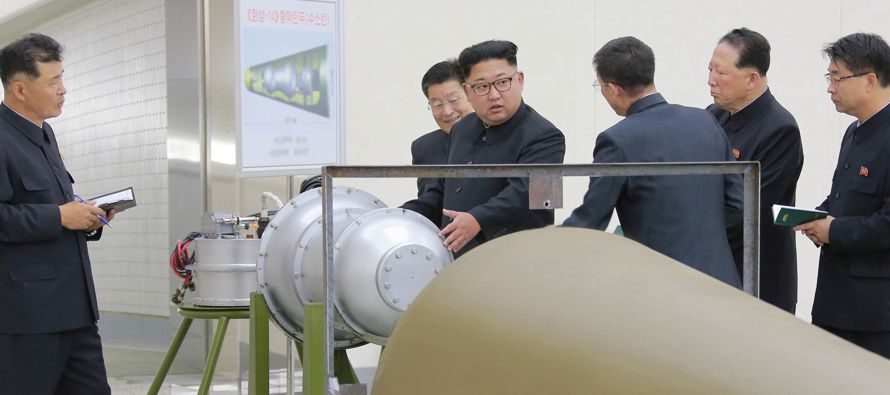 El poder de la bomba de hidrógeno es ajustable a cientos de kilotones y puede ser detonada a...