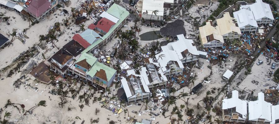 El CNH dijo que Irma atravesará las islas Bahamas y pasará cerca de la costa norte de...