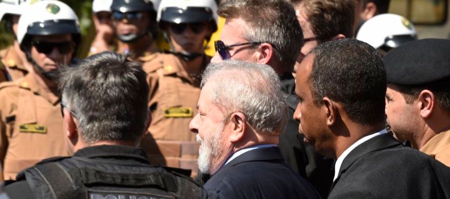 Lula tampoco se recató en provocar a Moro al final de su declaración, cuando le...