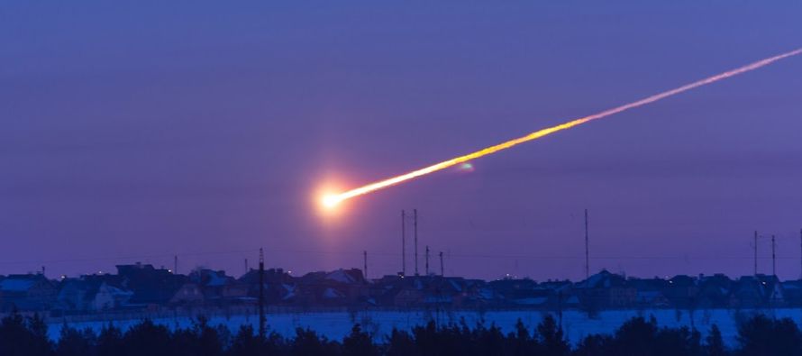 Un meteorito, dos veces mayor que el caído en 2013 en la ciudad rusa de Cheliábinsk,...