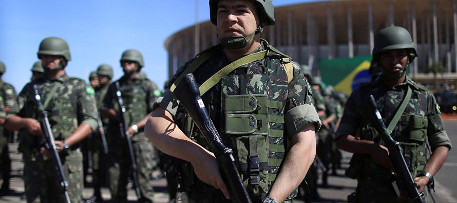 Cerca de un millar de soldados fueron movilizados el viernes para reforzar la seguridad en torno a...
