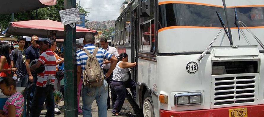 El presidente del Bloque Oeste de transportistas de Caracas, Hugo Ocando, explicó a Efe que...